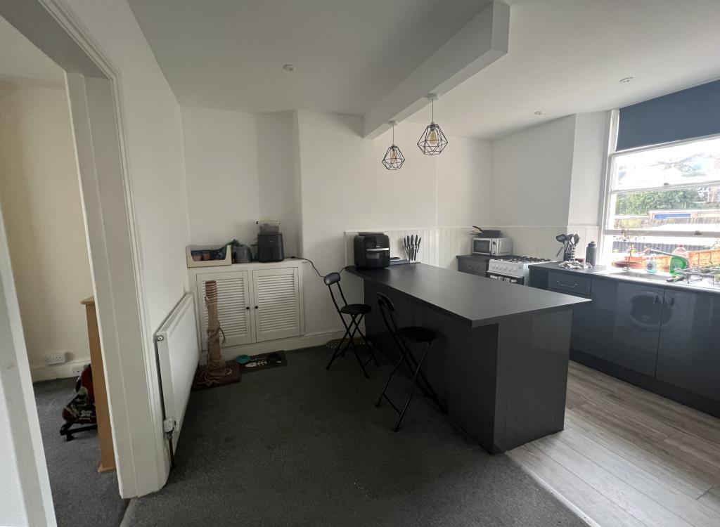 Lot: 33 - FREEHOLD INVESTMENT ARRANGED AS TWO FLATS - General view of kitchen Ground Floor/lowerFlat